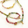 dettaglio delle tormaline multicolor naturali della collana e i suoi pendenti.
