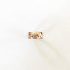 anello d'oro arcobaleno vista frontale pietre
