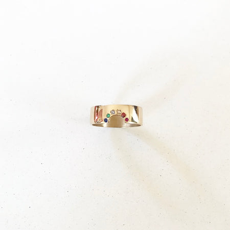 anello d'oro arcobaleno vista frontale pietre