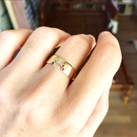 anello arcobaleno pietre indossato oro