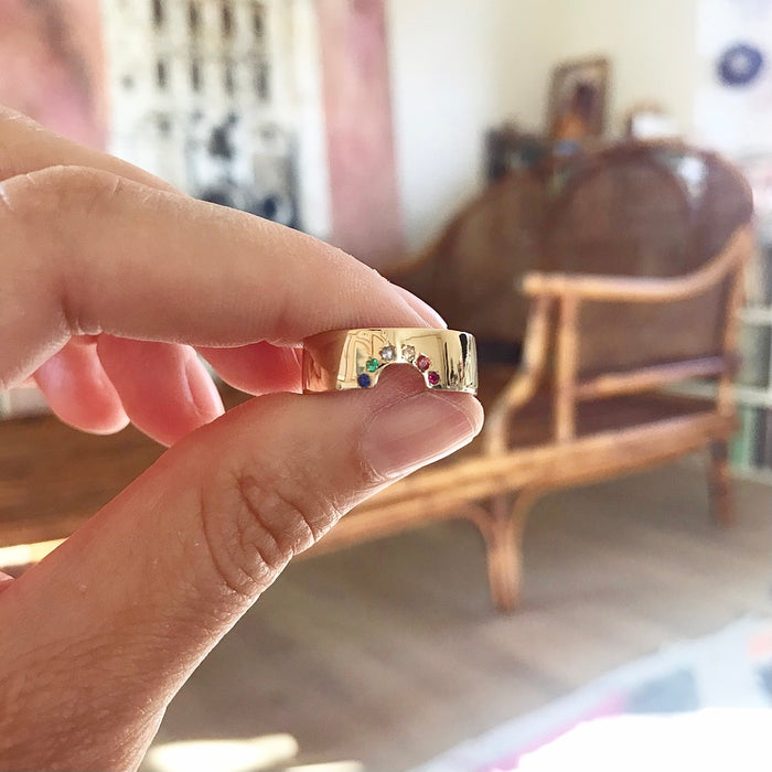 Anello arcobaleno dettaglio pietre preziose oro