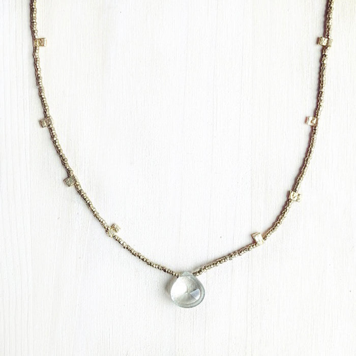 collana dettaglio appoggiata