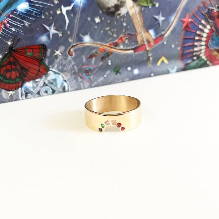 Anello arcobaleno pietre preziose ambientato